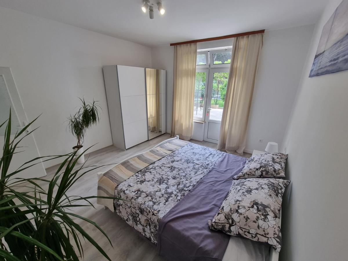 Retreat Apartments With Free Parking พูลา ภายนอก รูปภาพ