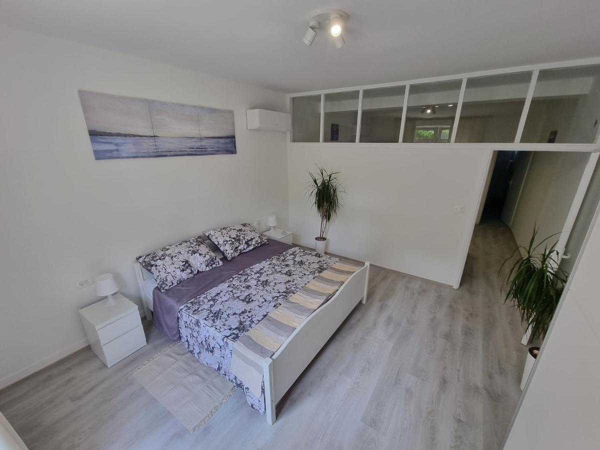 Retreat Apartments With Free Parking พูลา ภายนอก รูปภาพ