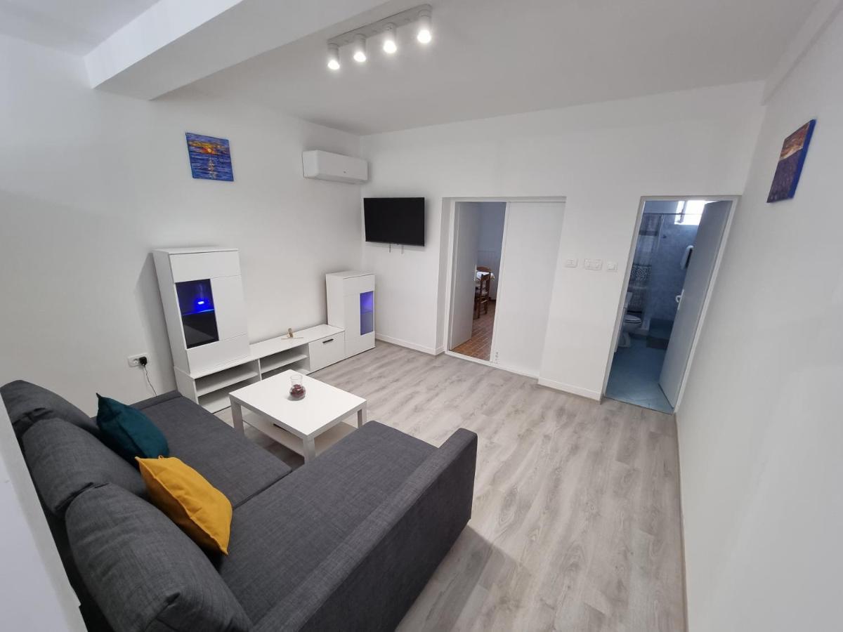 Retreat Apartments With Free Parking พูลา ภายนอก รูปภาพ