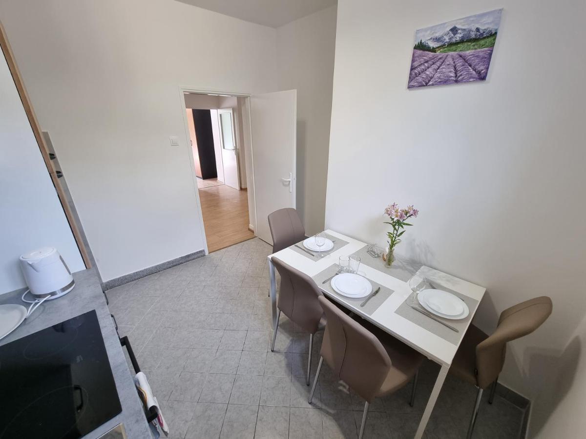 Retreat Apartments With Free Parking พูลา ภายนอก รูปภาพ