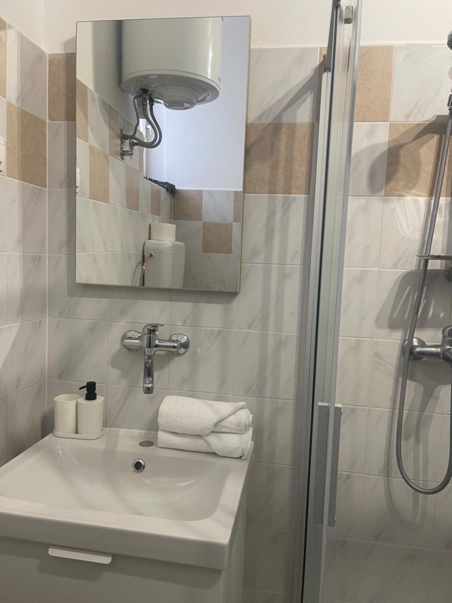 Retreat Apartments With Free Parking พูลา ภายนอก รูปภาพ